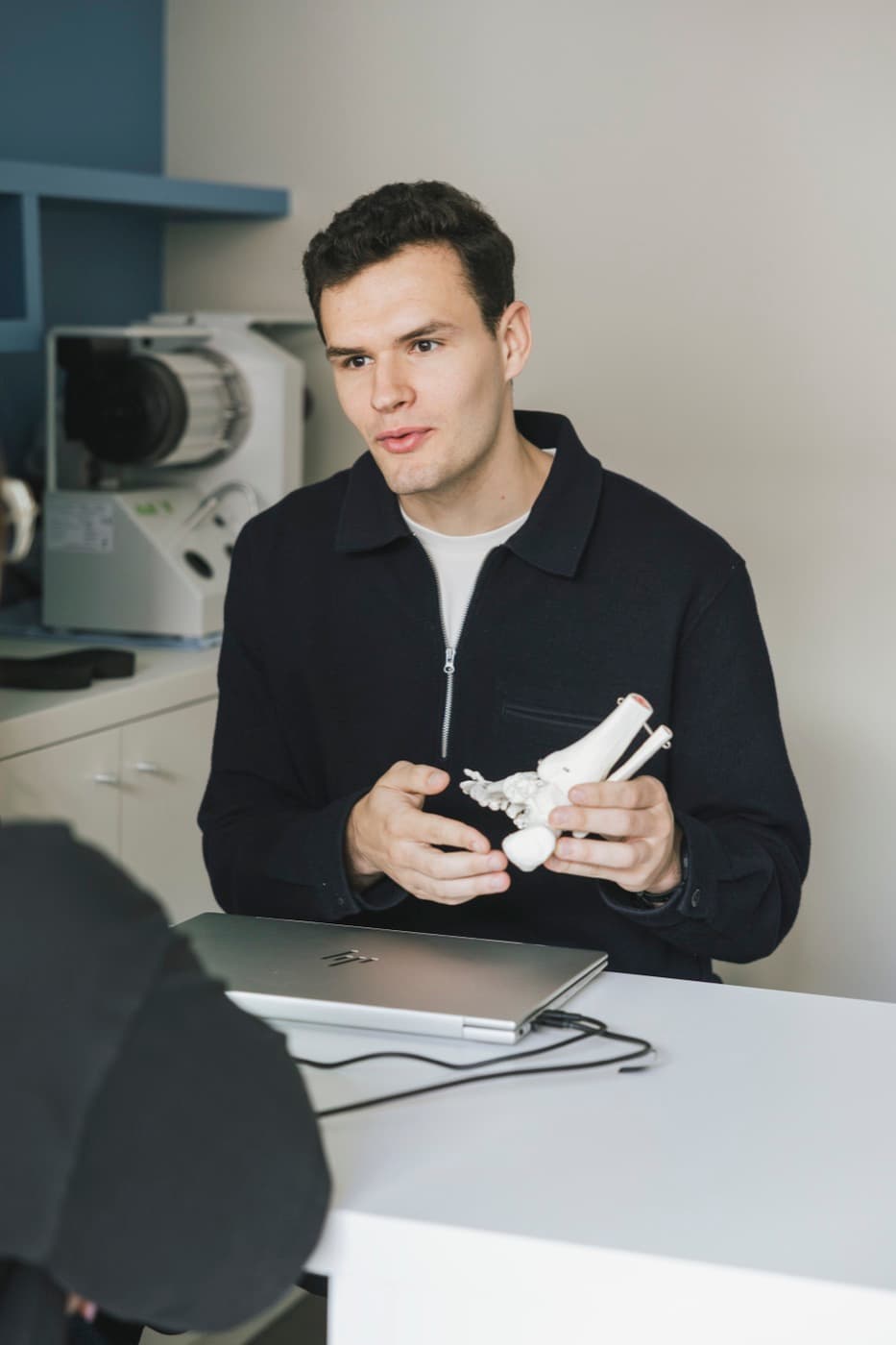 Podoloog Thomas Dehaemers licht de voet- en enkelanatomie toe met een anatomisch model