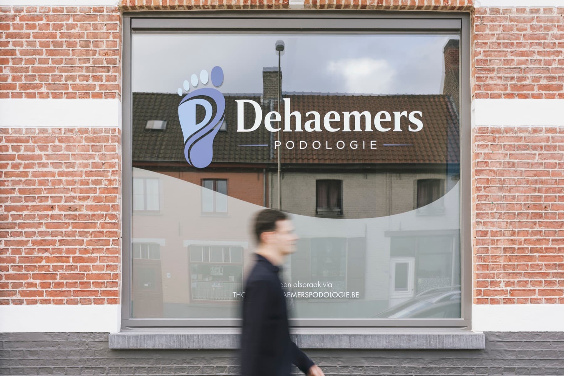 Gevel van Dehaemers Podologie aan de Gistelse steenweg in Sint-Andries, Brugge